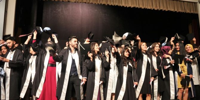 Erü Kayseri Meslek Yüksek Okulu Yeni Mezunlarını Verdi