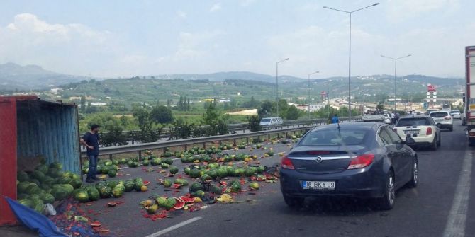 Kamyon Yan Yattı, Karpuzlar Yola Saçıldı