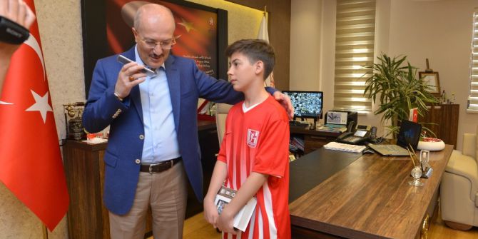 Kumbarasını Balıkesirspor’a Bağışladı, Tableti Hakkari’den Geldi