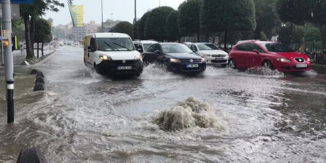 İstanbul’da Yollar Gölete Döndü
