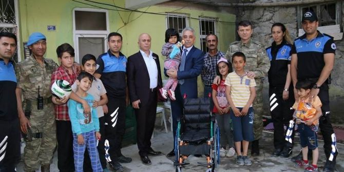 Polisten Engelli Çocuklara Tekerlekli Sandalye