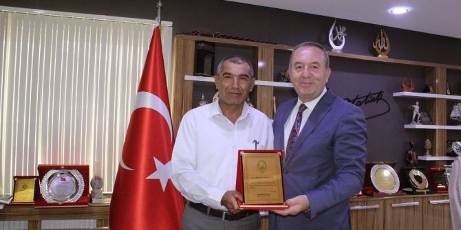 Başkan Şahiner Duyarlı Şoförü Ödüllendirdi