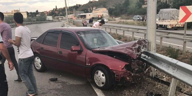 Otomobil Bariyerlere Çarptı: 1 Yaralı