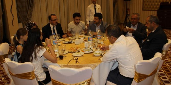Başkan Özel, Şehit Ve Gazi Aileleriyle İftarda Bir Araya Geldi