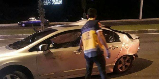 Otomobil Bariyerlere Çarptı: 2 Yaralı