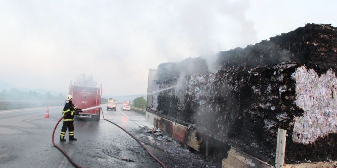 Tem Otoyolunda Hurda Kağıt Yüklü Tır Yandı