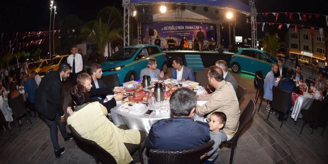 Merakla Beklenen Elektrikli Taksiler İlk Defa Taksim’de Görücüye Çıktı