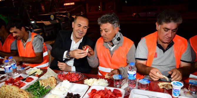Başkan Sözlü, Sahurunu Asfalt İşçileriyle Yaptı