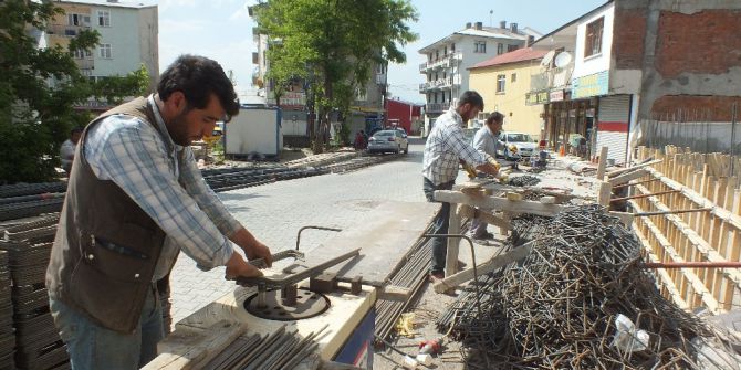Malazgirt’te İnşaat İşçilerinin Zorlu Ramazan Mesaisi