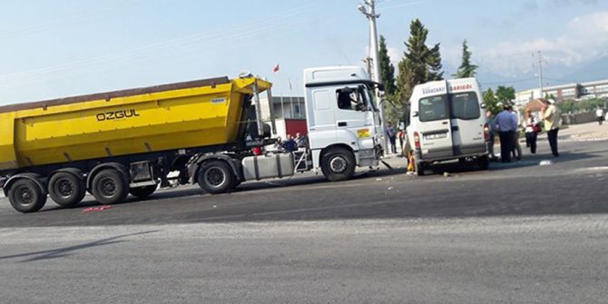 Hafriyat Kamyonu İle İşçi Servisi Çarpıştı: 15 Yaralı