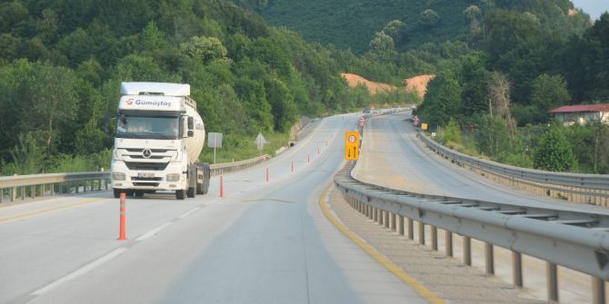 Düzce Akçakoca Karayolu Yolu Tek Yönden İşliyor