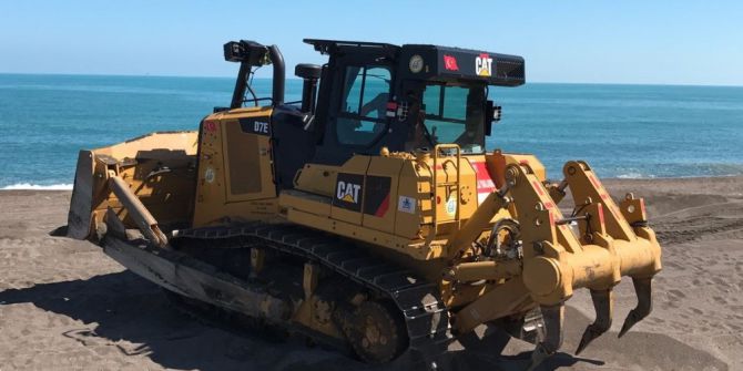 Akçakoca’nın Mavi Bayraklı Plajı İş Makinesi İle Temizlendi