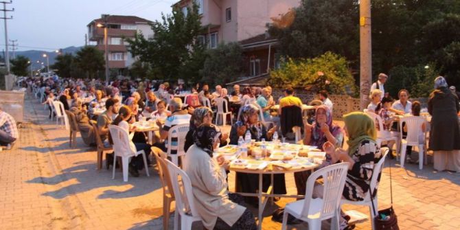 Başkan Şahin Mahalle İftarlarında Vatandaşlarla Bir Araya Geldi