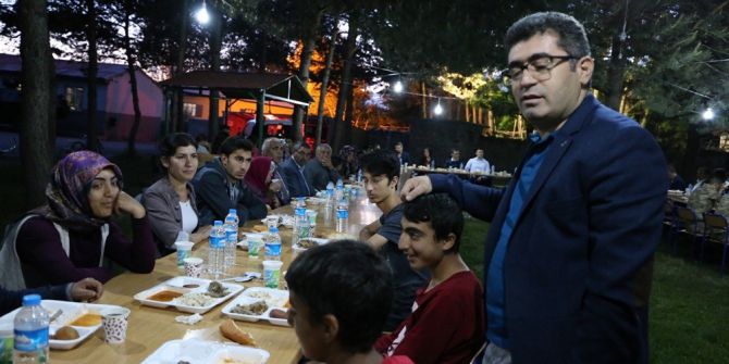 Kaymakam Çetin’den Başarılı Öğrencilere İftar Yemeği