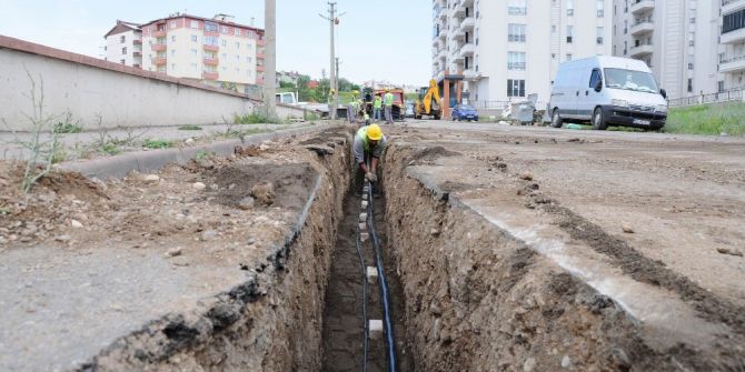 Çedaş, Havai Elektrik Hatlarını Yer Altına Alıyor