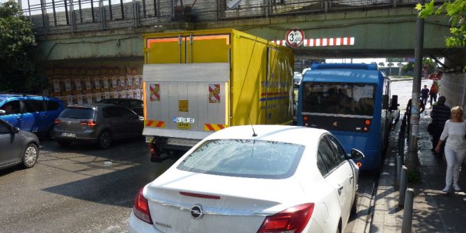 Kamyonet Alt Geçide Takıldı 3 Kişi Yaralandı