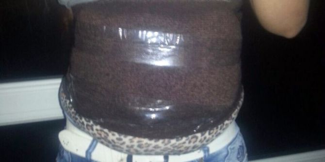 Mont Giyip Kendine Hamile Süsü Veren Kadının Üzerinden Uyuşturucu Çıktı