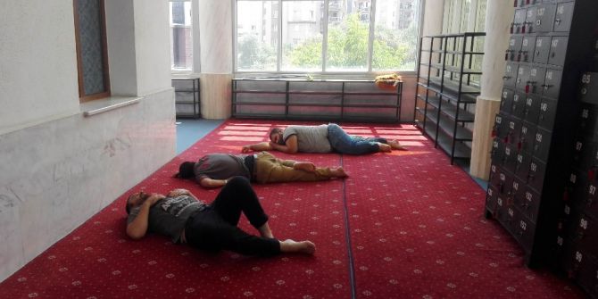 Sıcaklar Bastırınca Vatandaşlar Camide Şekerleme Yapmaya Başladı