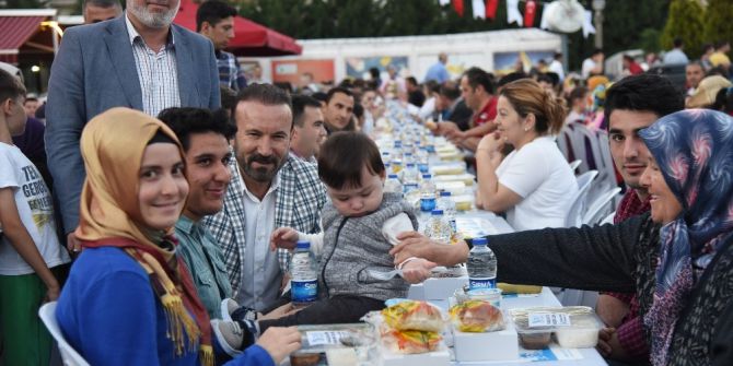 Bekirpaşa’da Binlerce Kişi Birlikte Oruç Açtı