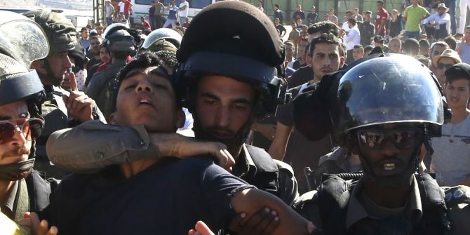 İsrail Güvenlik Güçleri, Filistinli Gençleri Mescidi Aksa’ya Yaklaştırmıyor