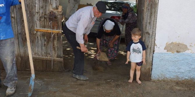 Sel Altında Kalan Bölgelerde Hummalı Çalışma