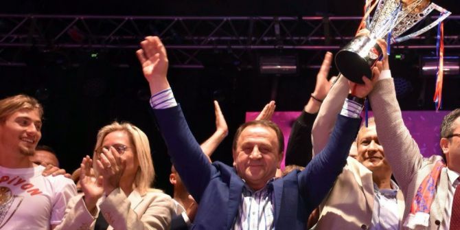 Şampiyon Başkana ’İstifa Et’ Baskısı