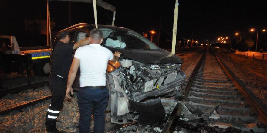 Yolun Bittiğini Anlayamadı Tren Yoluna Daldı: 3 Yaralı