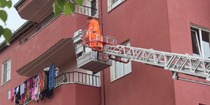 Kapının Anahtarını İçeride Unutan Kadının Yardımına İtfaiye Yetişti
