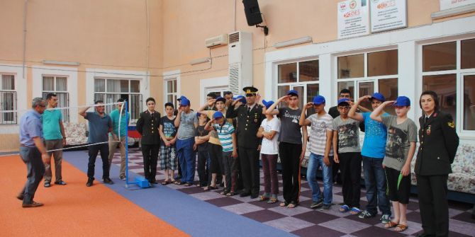 Jandarma Çocukları Yalnız Bırakmadı