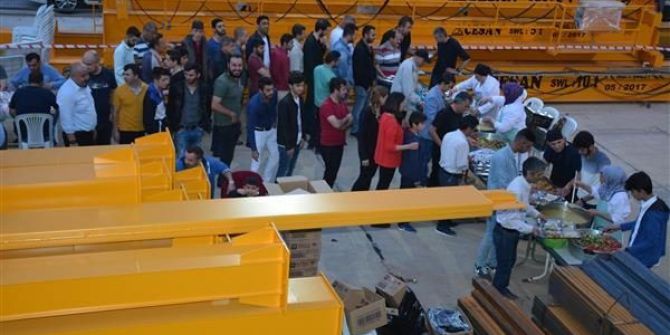 300 Çalışan Vinçlerin Altında Oruçlarını Açtı