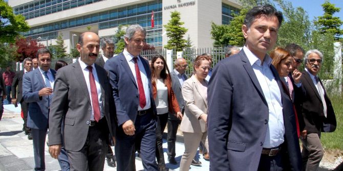 Hdp’li Vekillerden Anayasa Mahkemesi Önünde Oturma Eylemi