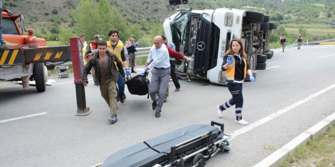 Devrilen Tırda Sıkışan Sürücü Feci Şekilde Can Verdi