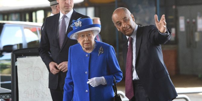 İngiltere Kraliçesi, Yanan Binadan Kurtulanları Ziyaret Etti