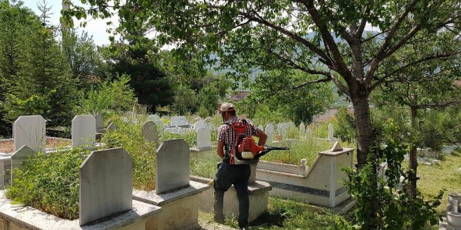 Reşadiye’de Mezarlıklar Bayrama Hazırlanıyor