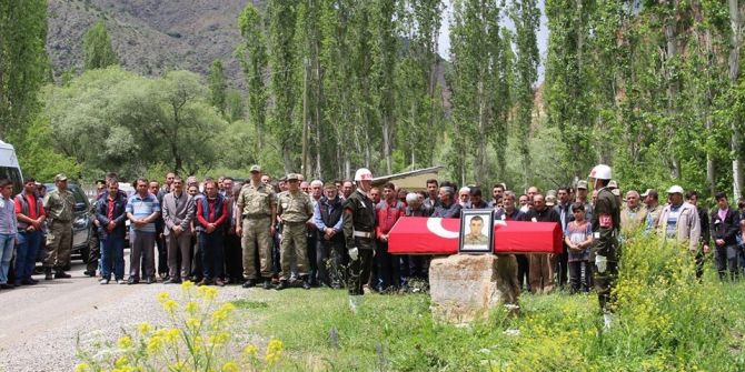 İstanbul’da Ölü Bulunan Asker Memleketi Oltu’da Toprağa Verildi