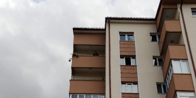 Çevreye Ateş Açan Kadın 21 Saattir Kapısını Kimseye Açmadı