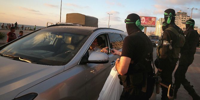 Gazze’de İzzettin El Kassam Tugayları Halka İftariyelik Dağıttı