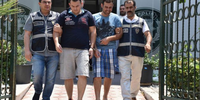 Müşterilerin Kredi Kartlarını Kopyalayan Motosikletli Kuryeler Gözaltında