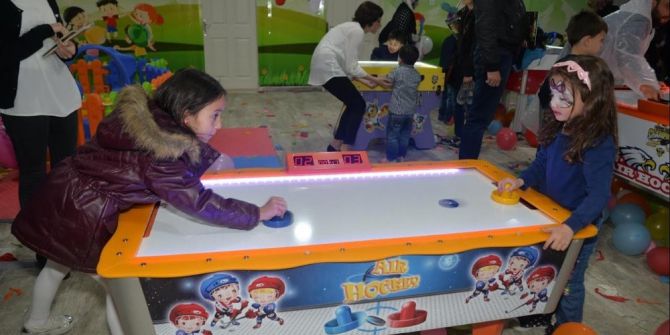 Çocuklar Pıtırcık Kapalı Çocuk Oyun Evi’nde Eğleniyor