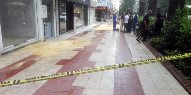 Tankerden Sızan Yakıt Yolu Kapladı