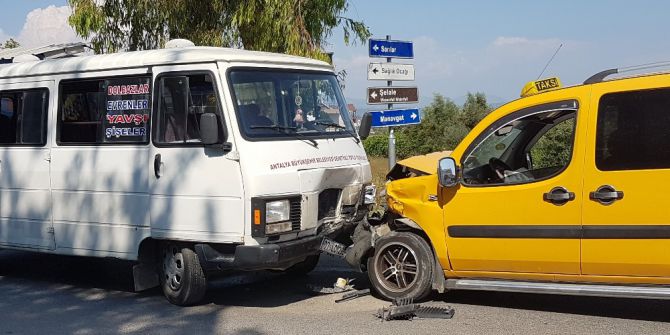 Antalya’da Trafik Kazası: 6 Yaralı