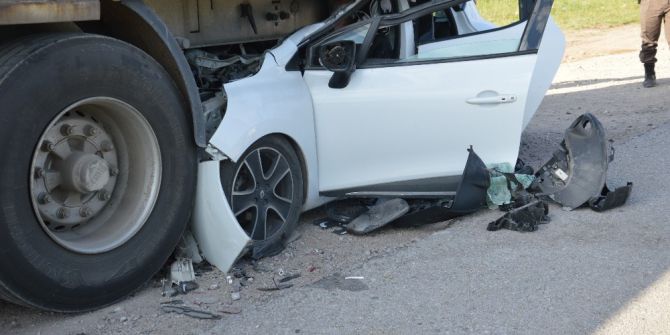 Otomobil Tırın Altına Girdi: 1 Ölü, 1 Yaralı