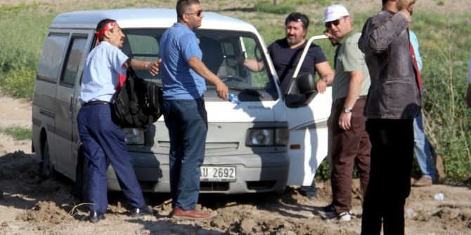 Toprağa Batan Minibüsün İmdadına Chp’liler Yetişti