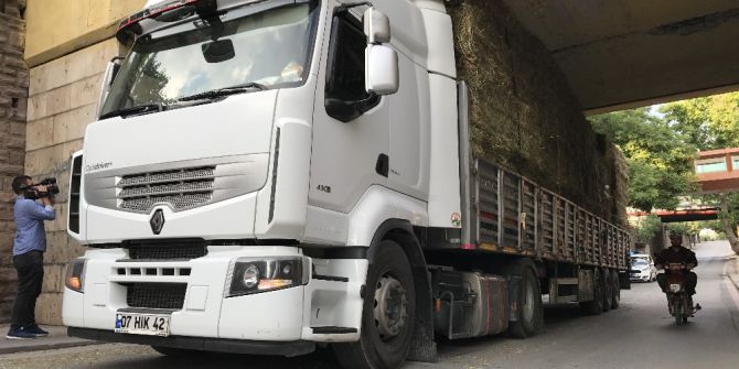 Alt Geçide Sıkışan Tır Çekici Yardımıyla Kurtarıldı