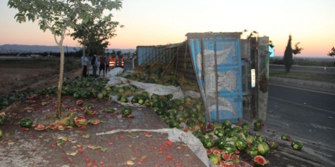 Şanlıurfa’da Karpuz Yüklü Kamyon Devrildi: 2 Yaralı
