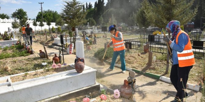 Nazilli’de Mezarlıklar Bayrama Hazırlanıyor