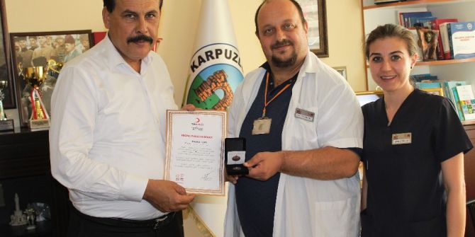 Türk Kızılayından Başkan Ozan’a Madalya