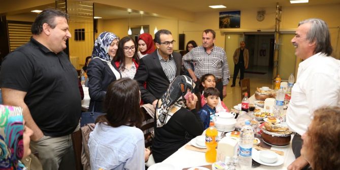 Sağlık Çalışanları Ve Öğretmenler Düzenlenen İftar Yemeklerinde Bir Araya Geldi