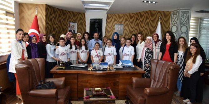 Öğrencilerden Başkan Üzülmez’e Babalar Günü Sürprizi