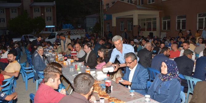 Van’ın Çatak İlçesinde Esnaflar İlk Defa Vatandaşlara İftar Yemeği Verdi